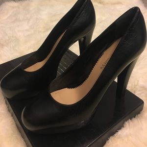 Black pumps